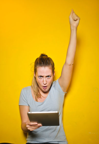 Eine motivierte Frau in einer Power-Pose